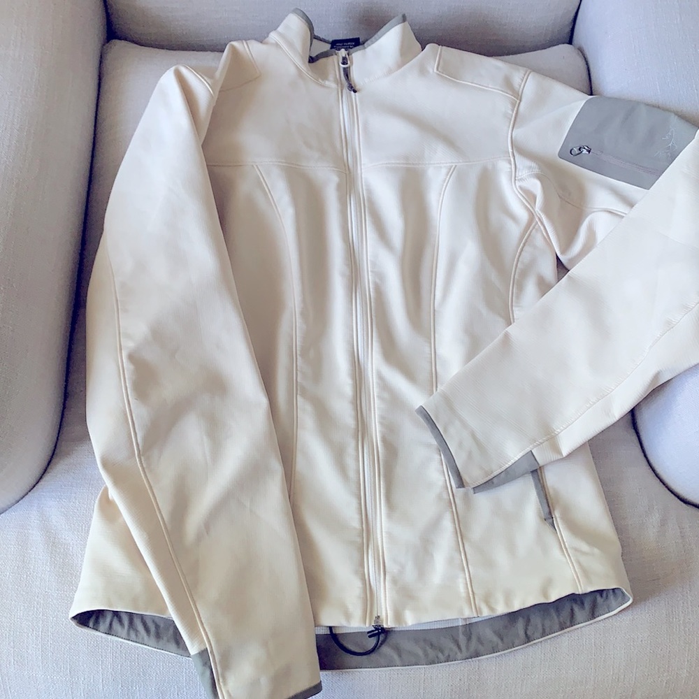 Arc’Teryx Lightweight Jacket